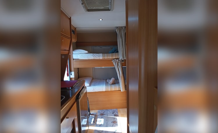 Agostino – Camper mansardato 6 posti letto 