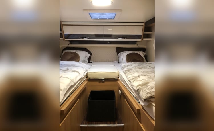 SOUVEREIN – Comfortabele camper met trekhaak en luifel 170pk
