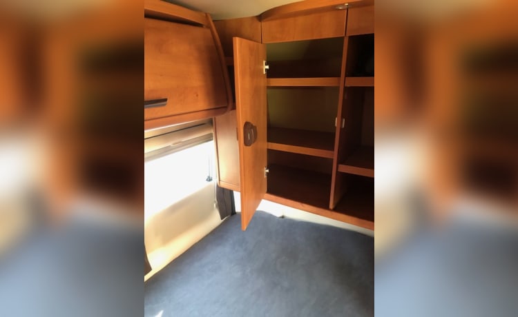 Malibu Van – Compact luxury Malibu bus camper with low bed!