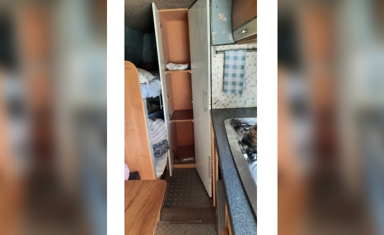 Maureen – Superbe hors réseau - Retro Camper auto-construit