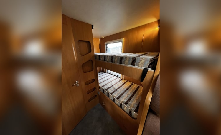 Camping-car en alcôve Bavaria pour 5 personnes