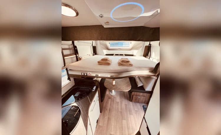 Luxe Ford Mobilhome met Dubbele 2-Persoonsbedden - Jouw Ultieme Reisgenoot!