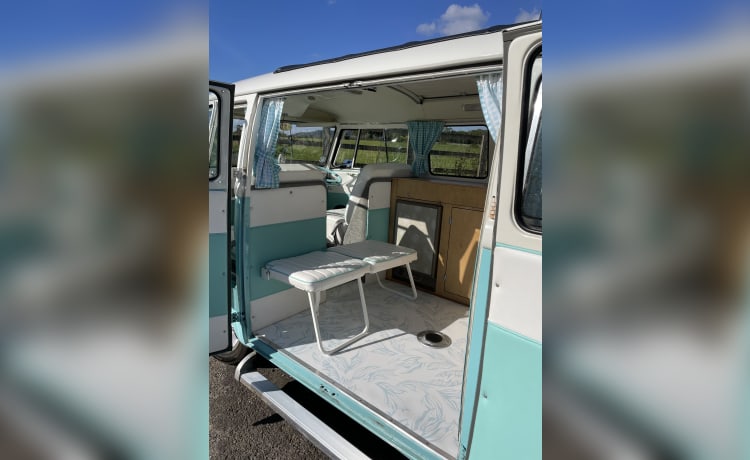 Bluebell – 2 berth Volkswagen campervan from 1966