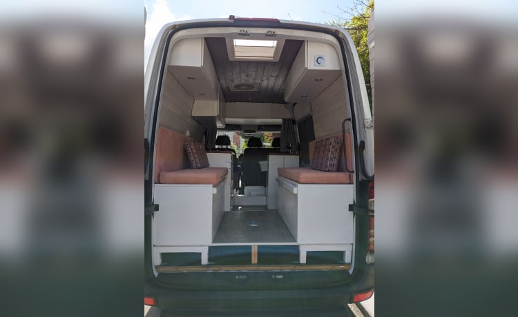 Compacte en volledig uitgeruste Mercedes-Benz camper 