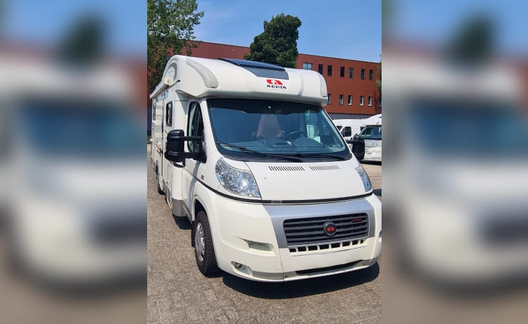 Ideaal voor off grid camping!  – 4 persoons Adria uit 2011, automaat