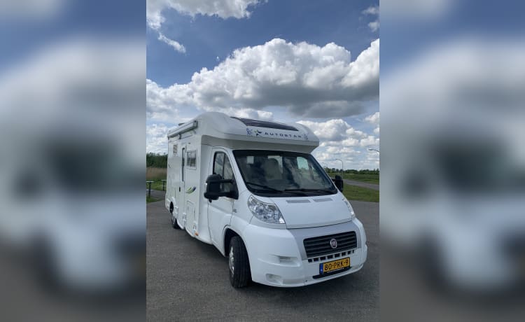 Te huur, keurig nette compacte camper 3p Fiat semi-integrated 