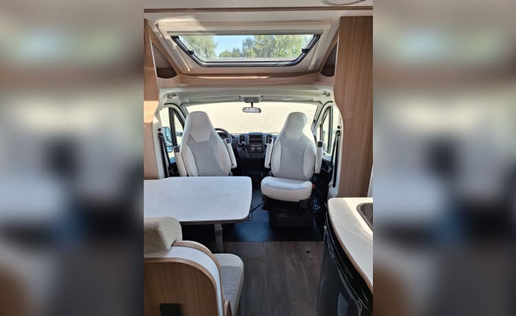 Carado T337 Automaat - Ruime en luxe 2 persoons camper