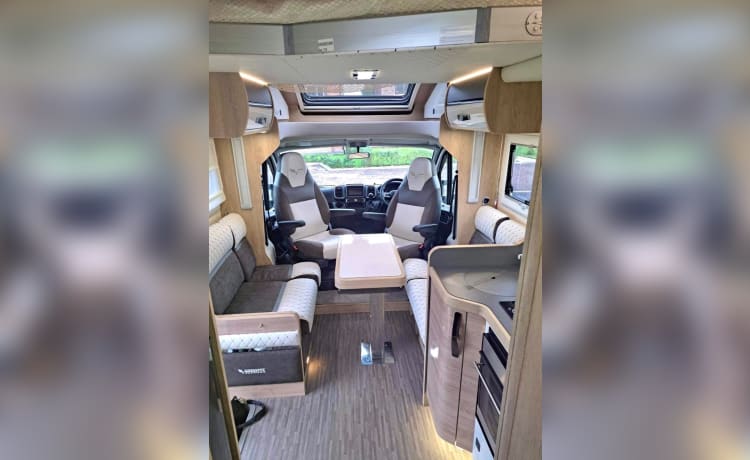 Luxe camper met 4 slaapplaatsen - Mobilvetta Kea P90