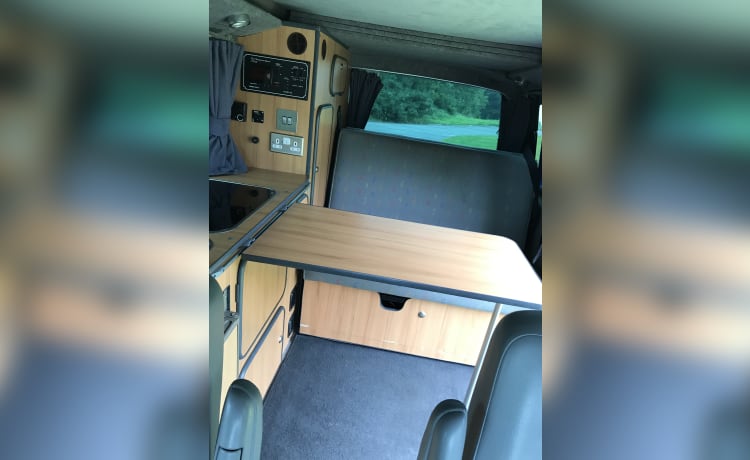 Geoff – Volkswagen campervan met 3 slaapplaatsen uit 2004