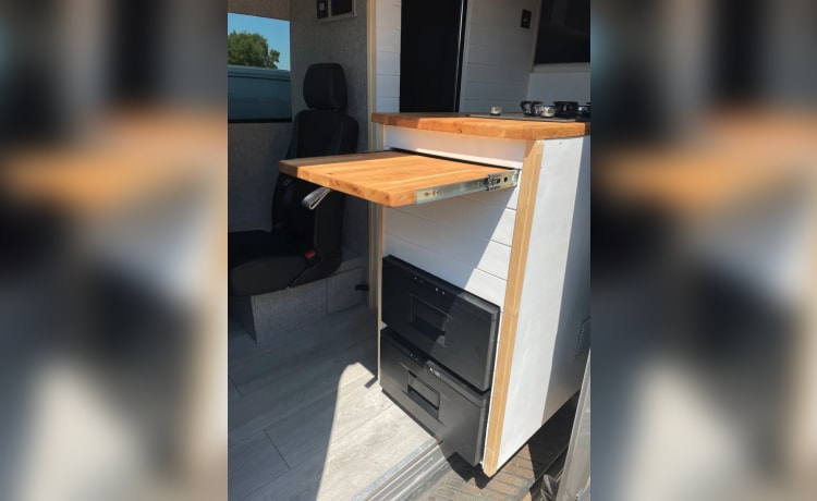 Finley – 'Finley' Luxuriöser VW Crafter Expedition Campervan Aufstelldach für 4 Personen