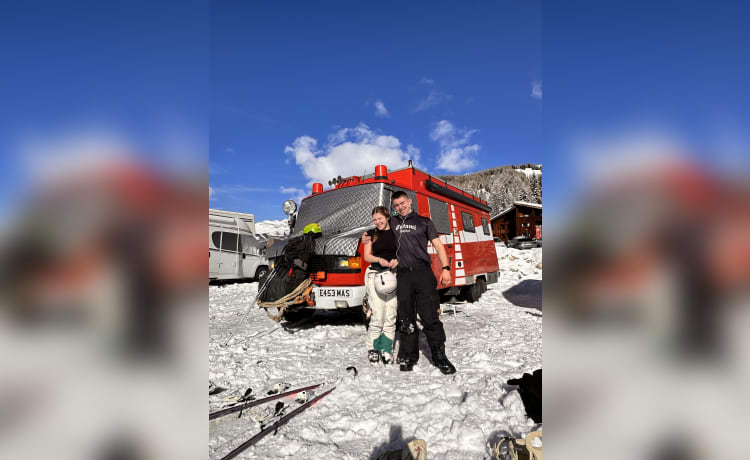 Helga – Camion de pompier allemand classique converti en camping-car de luxe pour 6 naissances