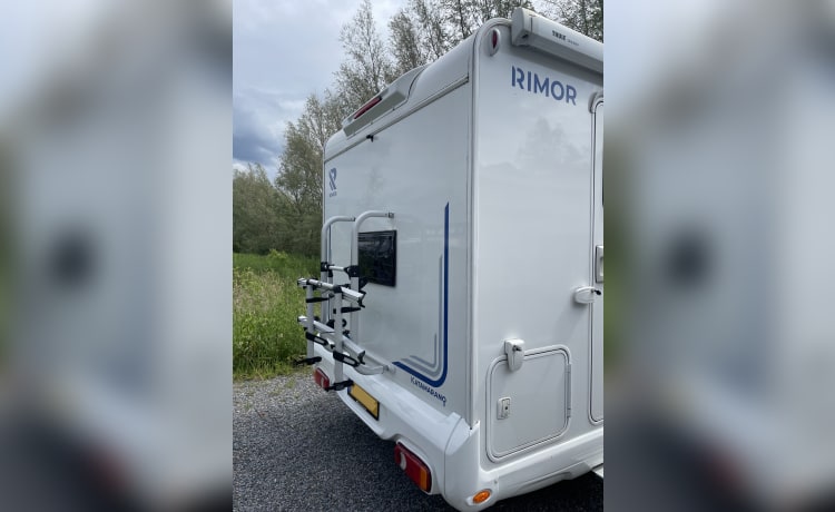 Spacious 7-person Rimor alcove family camper from 2019