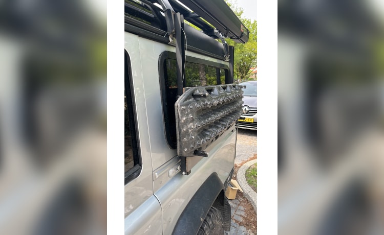 Mooie avonturen met de familie, stoere Landrover Defender met daktent