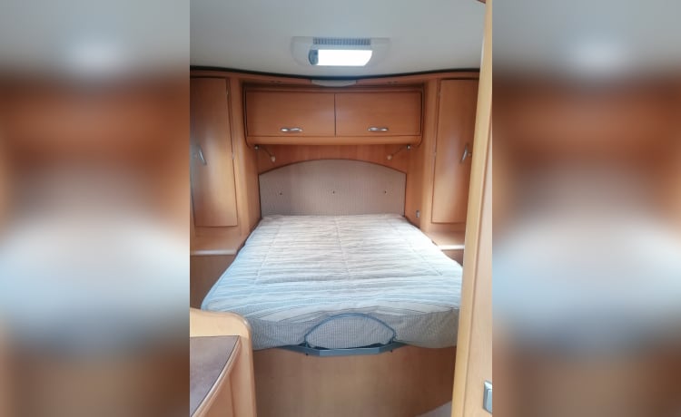 Ruime aangename camper 3 pers met aanhanger voor brommer / fietsen – 3p Pilote semi-integrated uit 2007