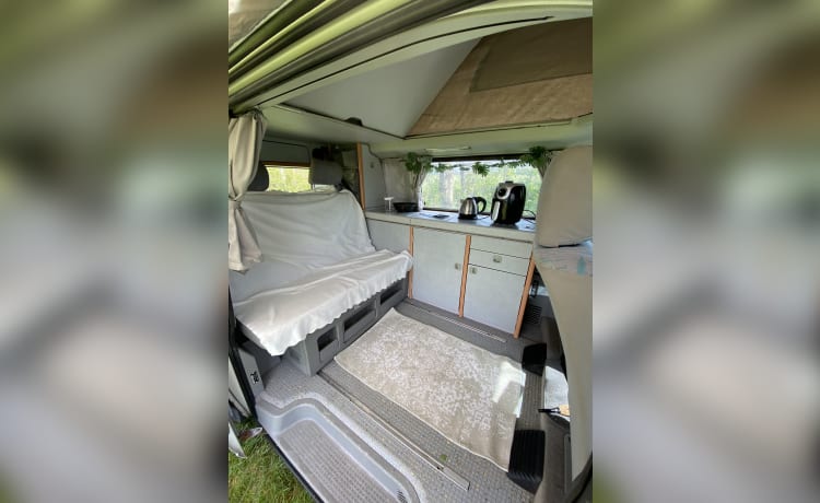 Wonderful California VW camper T4, 4 people with air conditioning, toilet and air fryer