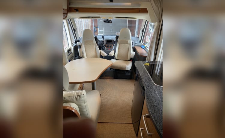 Luxury Hymer integral 4 pers. camper