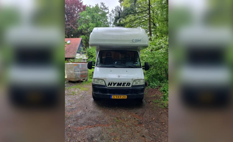 Compact 4p Hymer alcove with bunk bed