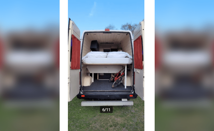 Barry – Volkswagen Camperbus met vast bed + zithoek