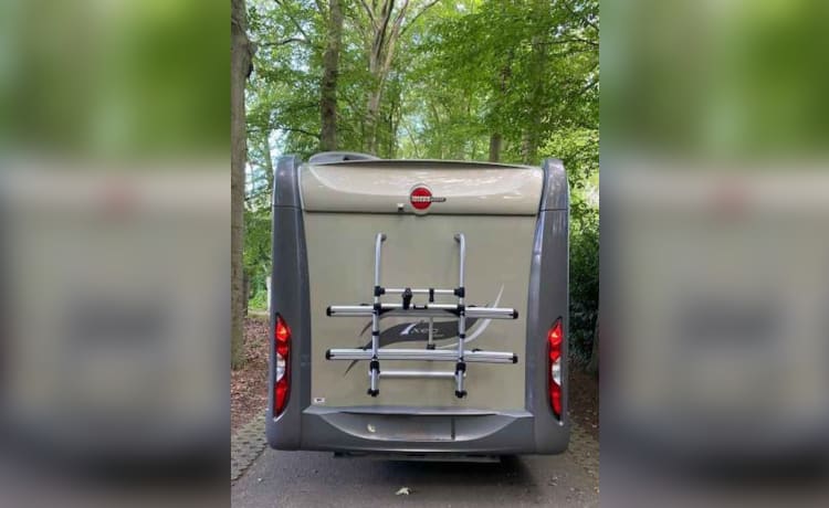 4-persoons Camper met Queensbed en hefbed, voorzien van airco