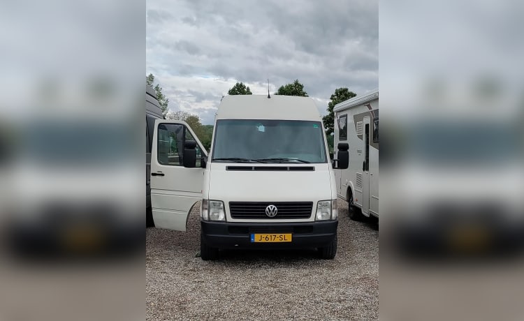 Barry – Volkswagen Camperbus met vast bed + zithoek