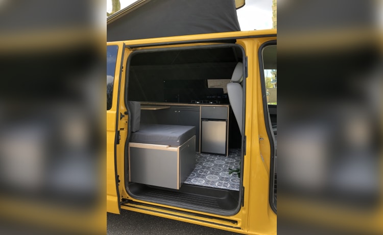 Bus jaune VW T5 avec intérieur moderne