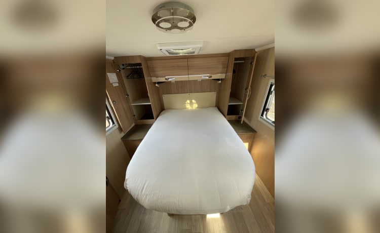 Geräumiger, luxuriöser Pilote-Wohnmobil für 4 Personen, viele Extras, Queensize-Bett, Halbintegral, Baujahr 2013