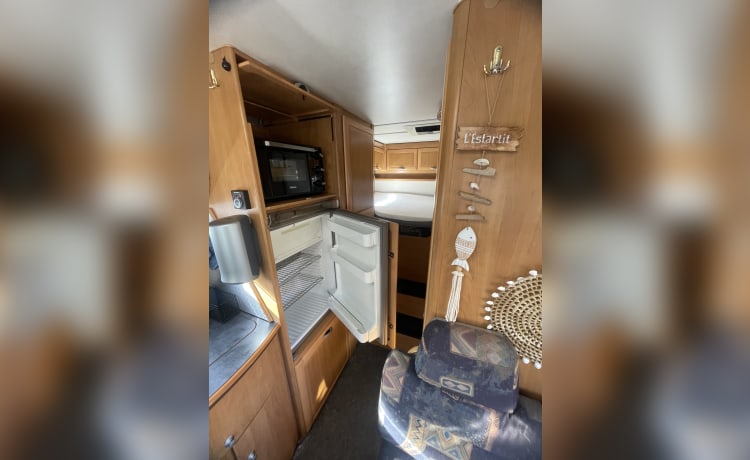 Wonderful 6 person Hymer B644 integral camper XXL garage