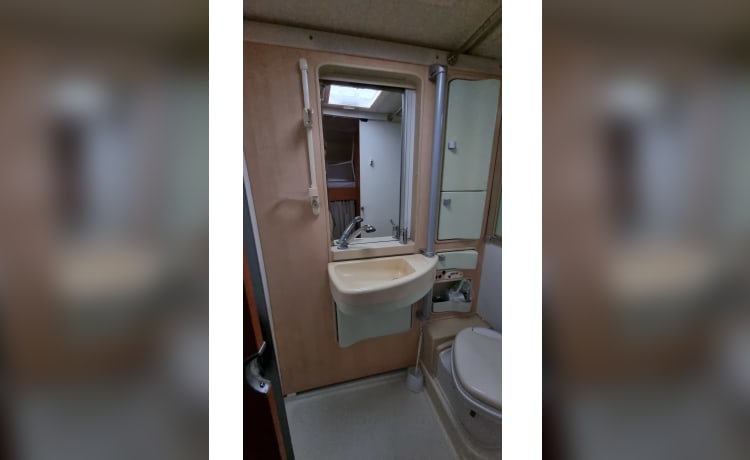 Compact 4p Hymer alcove with bunk bed