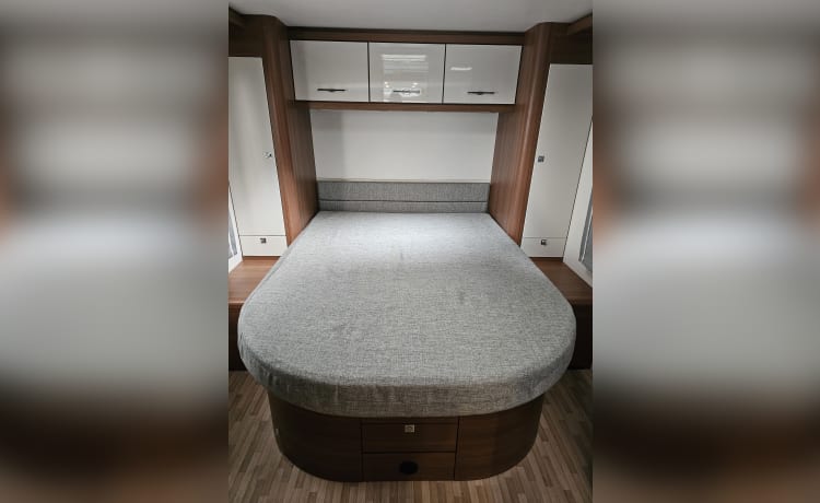 Bertha – Camping-car semi-intégral LMC Très Luxe, 2 ou 4 personnes (automatique)