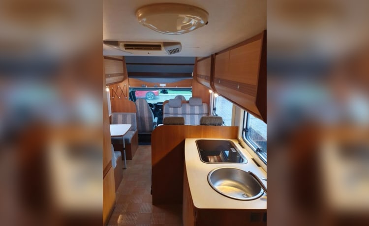 Hymer Carado A366 – Heerlijke ruime Off-grid familie camper! 