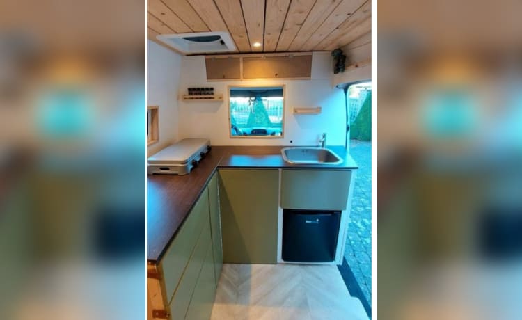 Georgette de Camionette – Der Off-Grid-Camper mit Dachterrasse (mit externem mobilen Heizelement)