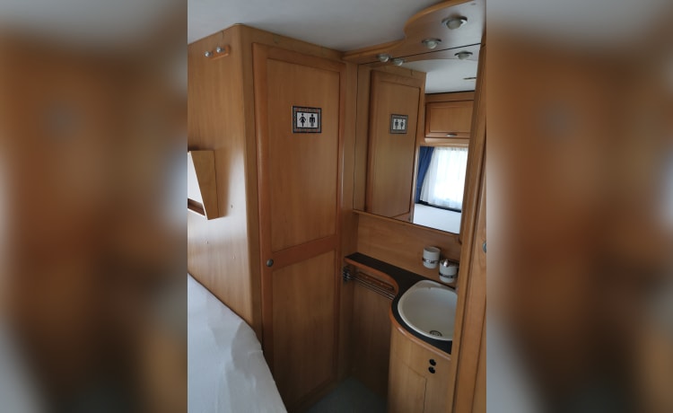 B574 met dubbele bodem  – 4p Top Hymer with good French beds