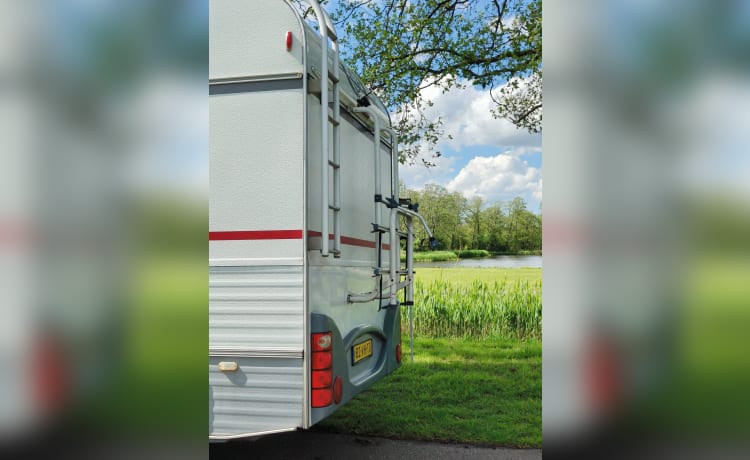 Camper Coby – 6 persoons  Bergland  Alkoof uit 2010, zeker fijn voor lange mensen!