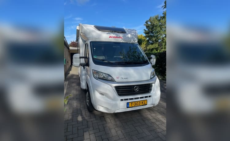 Hartelijk welkom in onze zeer compleet uitgeruste camper uit 2021.