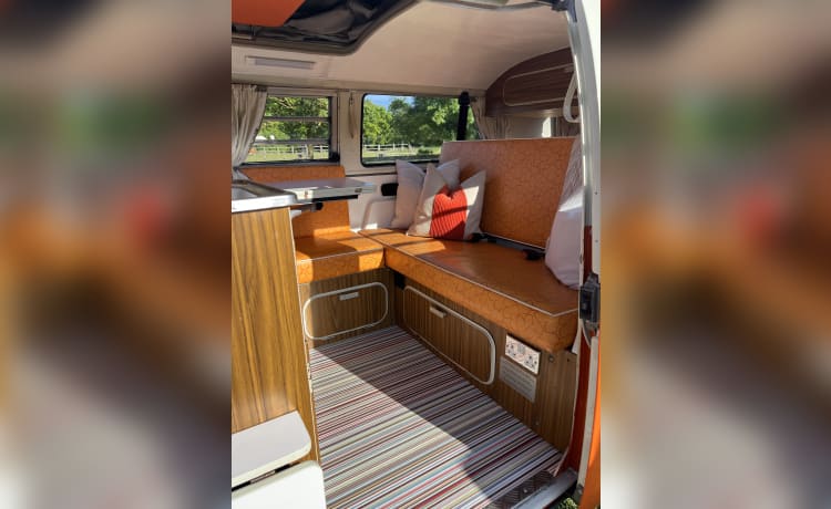 Blossom – Volkswagen campervan met 4 slaapplaatsen uit 1972