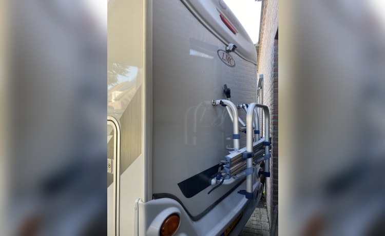 liberty 654 – Camper met airco en 2 losse bedden  incl. huish. benodigheden.