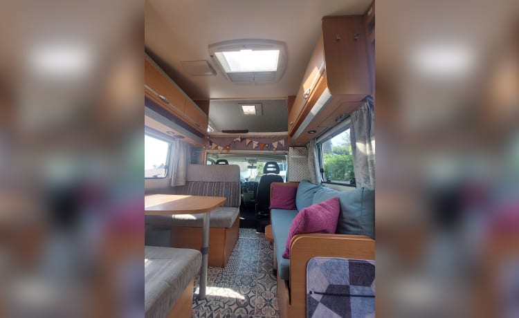 Camping-car familial de luxe prêt pour de merveilleux voyages