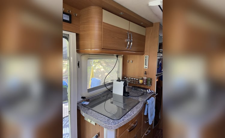 4p Hymer B 674 SL integrated from 2009 including length beds and fold-down bed