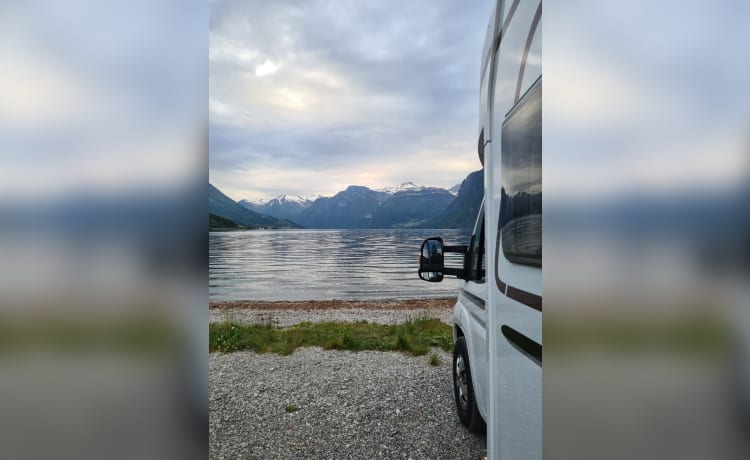 Joli camping-car spacieux avec lits simples et garage XXL