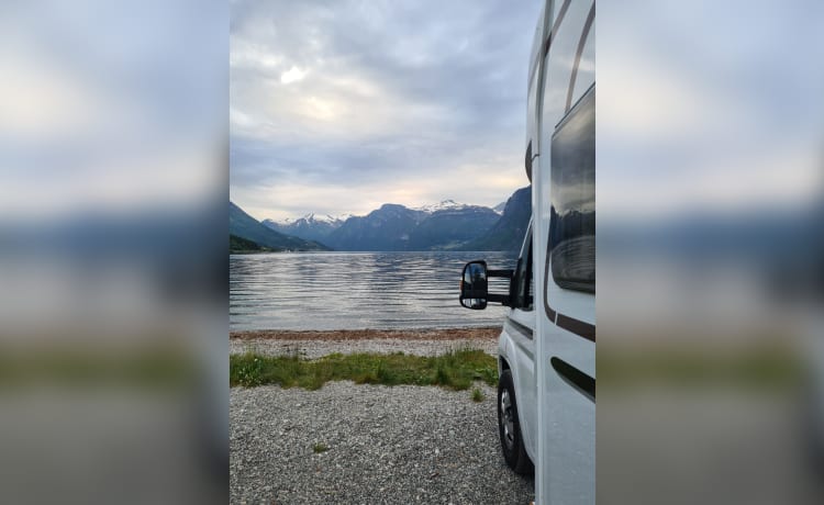 Schöner geräumiger Camper mit Einzelbetten und XXL-Garage