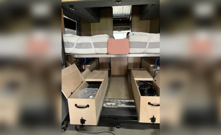 Heunie 2 – Bus camper with lengthwise beds