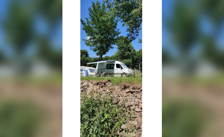 Off-grid Mercedes-Benz bus 