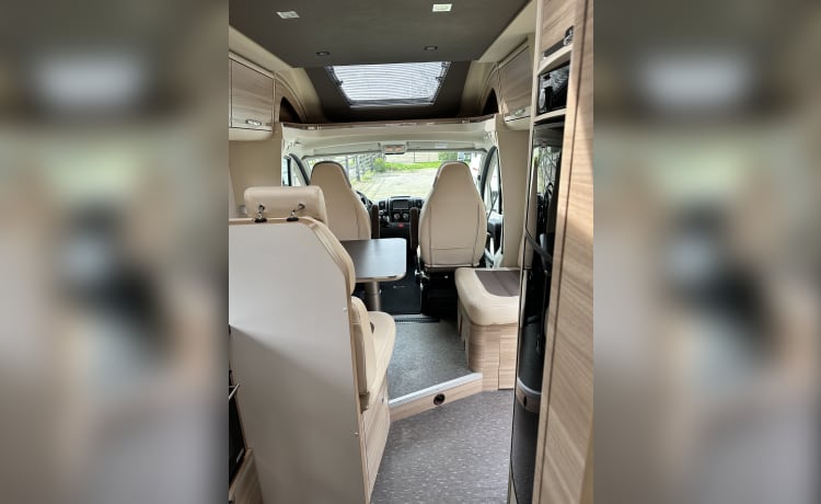 Casa Campr – 5p Adria Mobil semi-integrated uit 2017