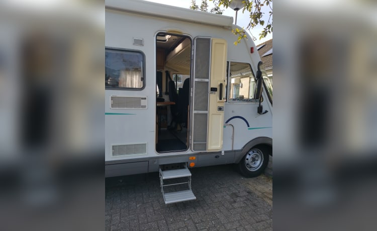 B574 met dubbele bodem  – 4p Top Hymer with good French beds