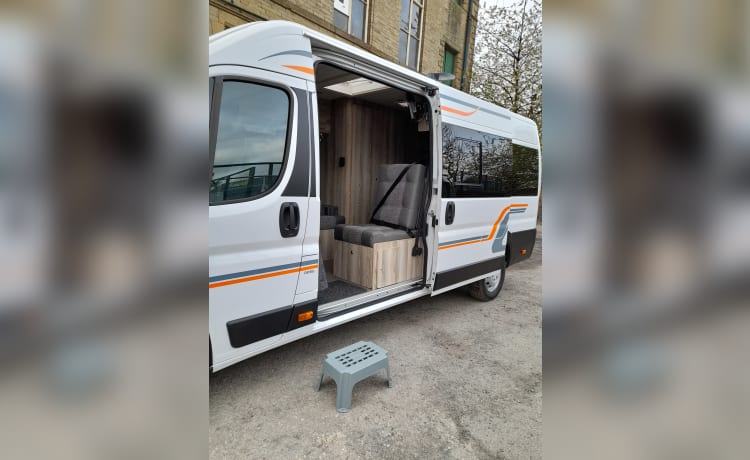 MT22 – 4 Berth Campervan/MotoRhome - fully equipped for your next Adventure