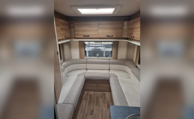 Jemima – Camper Swift Escape 674 con 6 posti letto dal 2021