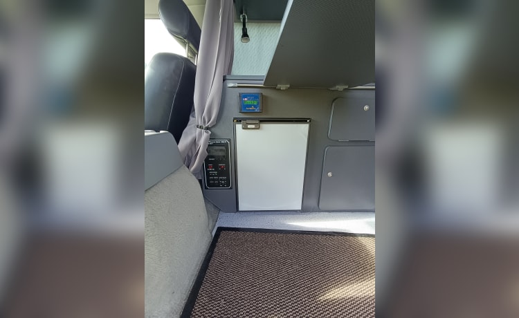 Hightop deluxe  – MAZDA BONGO DELUXE HIGH TOP 2 BERTH  