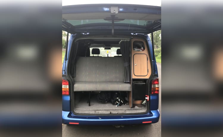 Geoff – Volkswagen campervan met 3 slaapplaatsen uit 2004