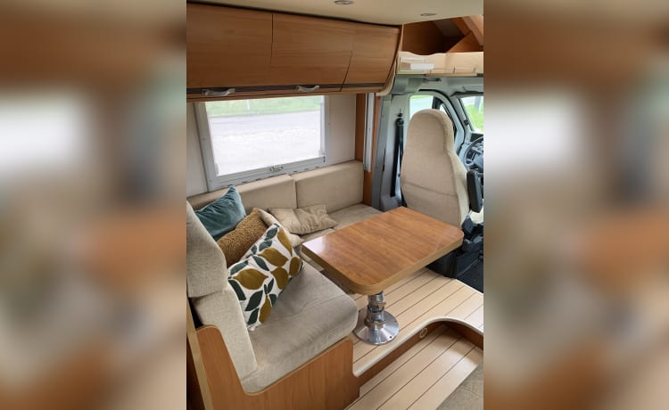 Te huur, keurig nette compacte camper 3p Fiat semi-integrated 
