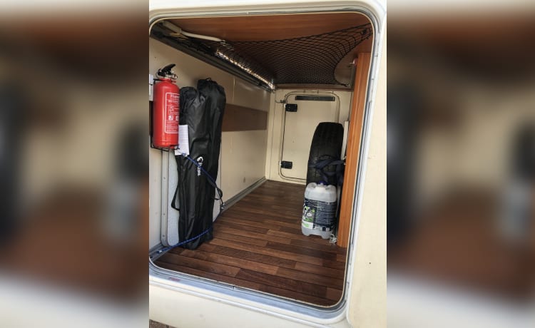 4p luxe  Hobby semi-integrated camper smart tv